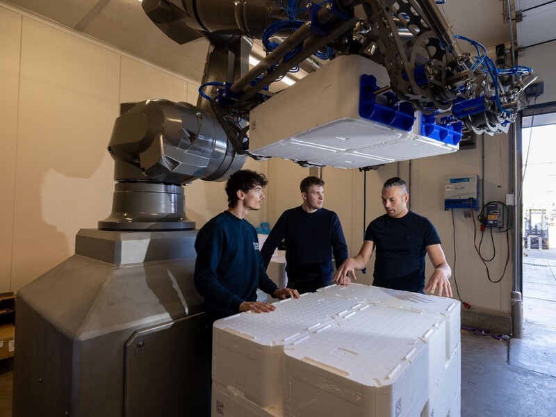 Efficiënter en beter: automatisch kiepen van dozen met zalm