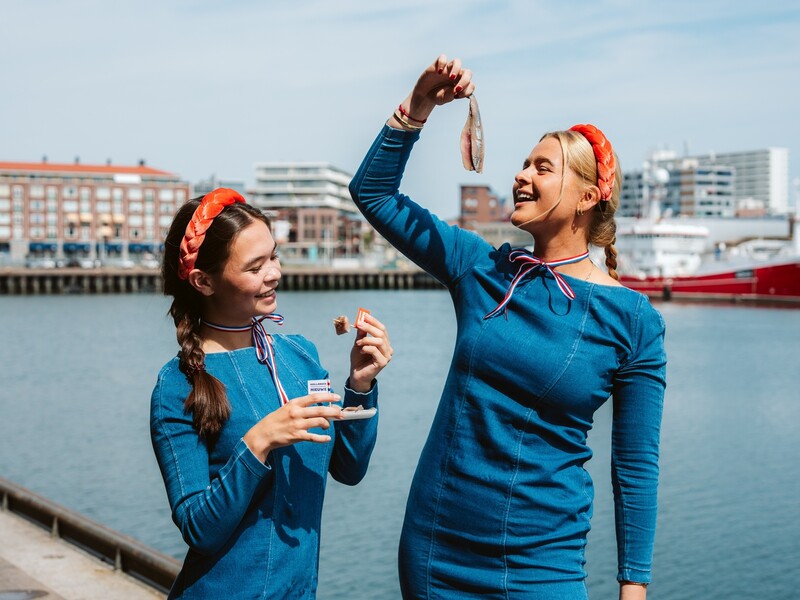 Veiling eerste vaatje haring levert 89.500 euro voor het goede doel