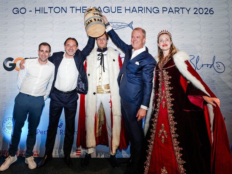 'Historische aankomst' Hollandse Nieuwe bij Hilton The Hague