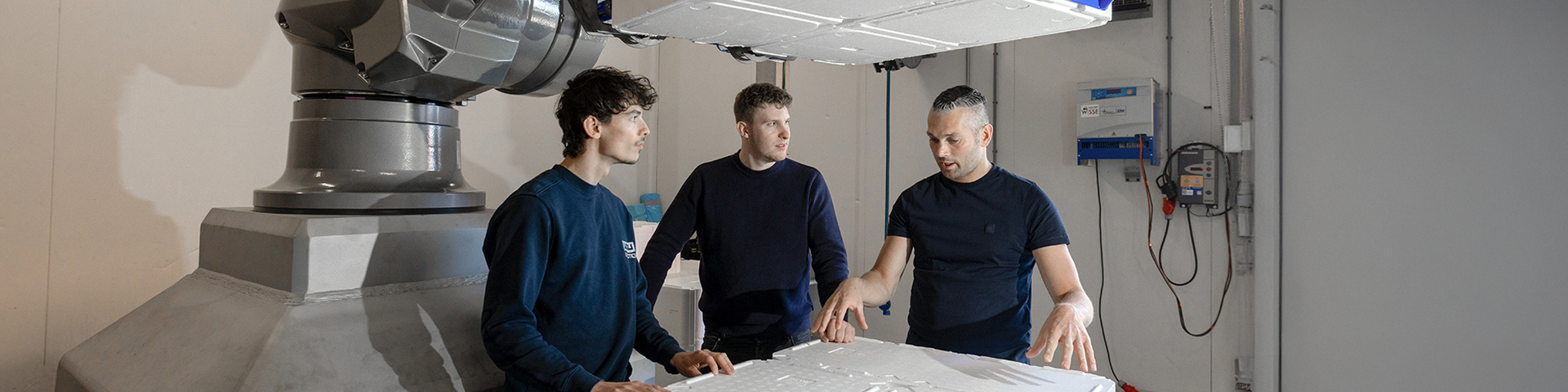 Efficiënter, duurzamer en beter voor de rug: het automatisch kiepen van dozen met zalm