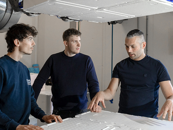 Efficiënter, duurzamer en beter voor de rug: het automatisch kiepen van dozen met zalm